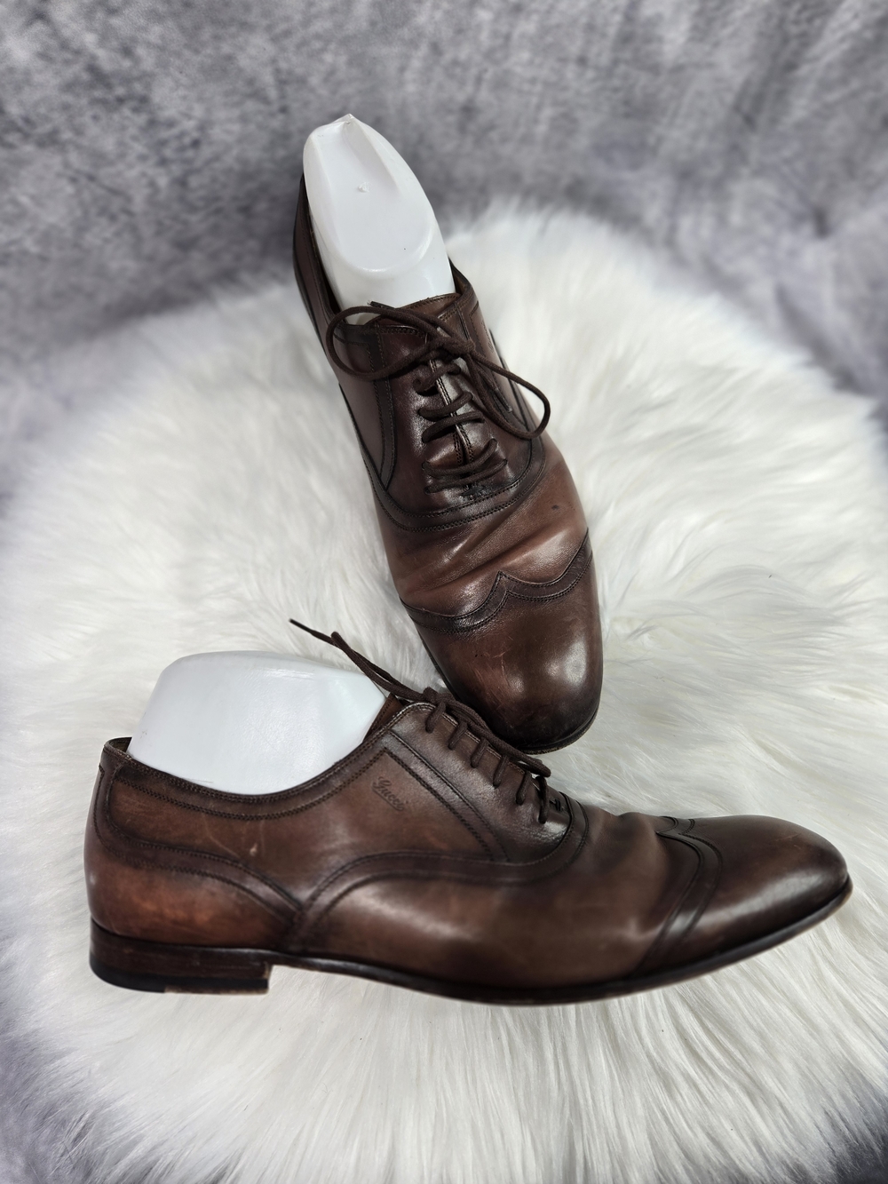 Gucci men's Oxford dress shoes featuring a cap-toe design and brogue detailing - Picture 3 of 6